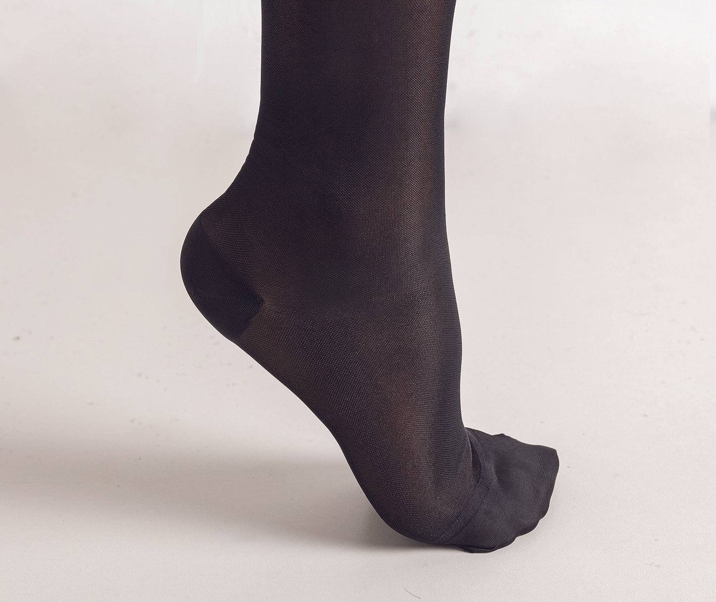 Women's Compression Knee Socks 15-20 mm Hg, Black Foot Highlight Photo