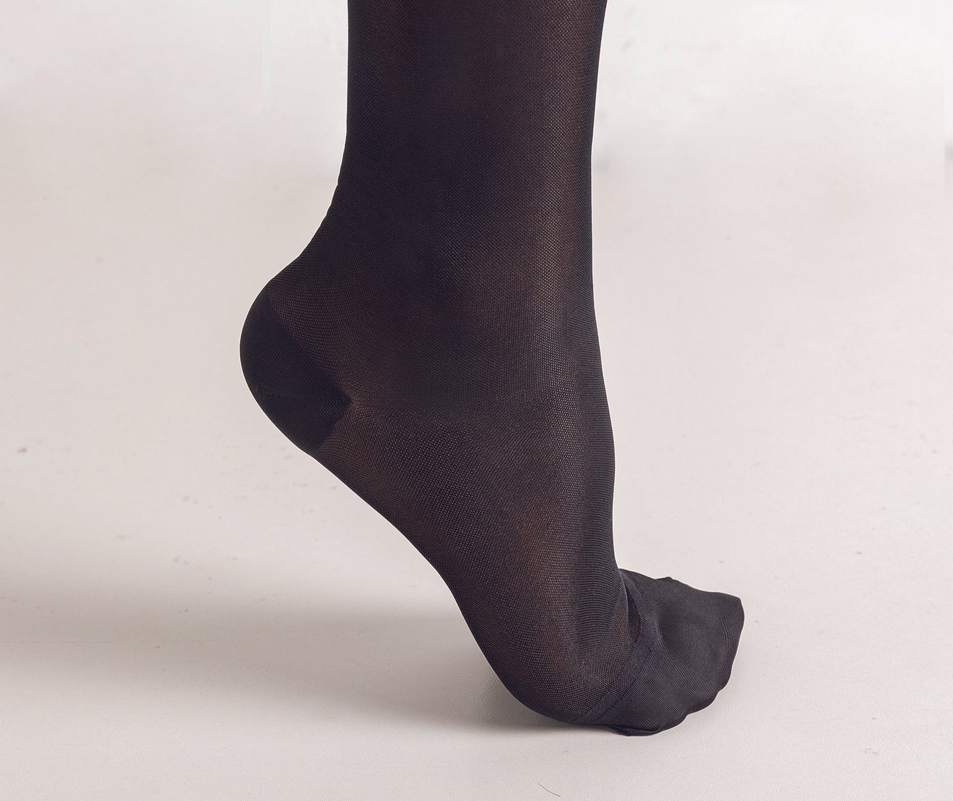 Women's Compression Knee Socks 15-20 mm Hg, Black Foot Highlight Photo