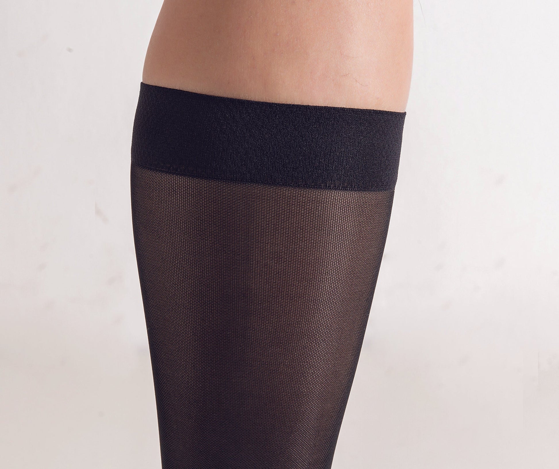 Women's Compression Knee Socks 15-20 mm Hg, Black Knee Band Highlight Photo